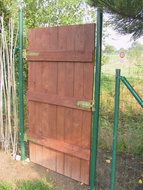 2014-09-16 008 Vrata v plotu zadni.jpg